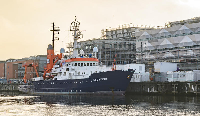 s:31:"Die "Poseidon" im Kieler Hafen.";