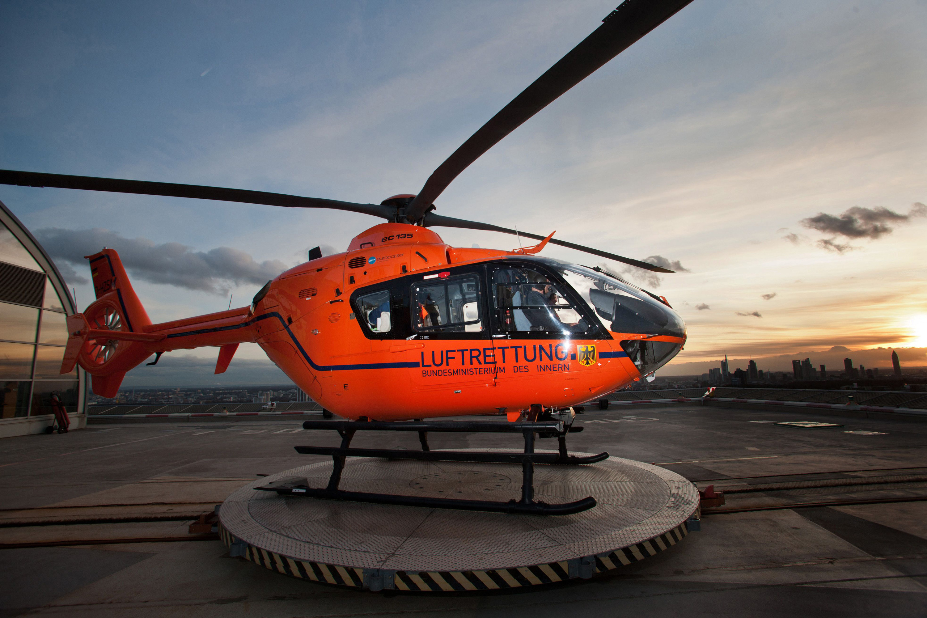 s:123:"Bei schlechter Sicht duerfen Rettungshubschrauber in Deutschland nicht fliegen – in anderen europaeischen Laendern schon.";
