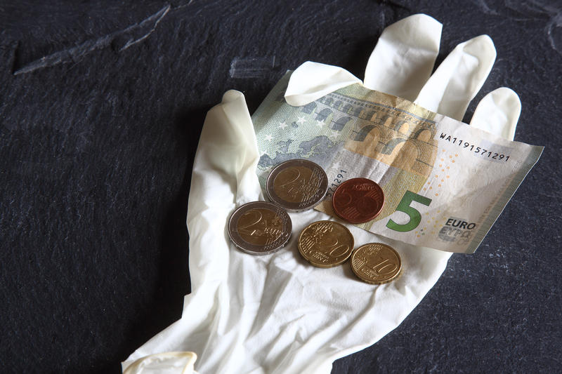 s:61:"Der Mindestlohn beträgt in Deutschland 9,35 Euro pro Stunde.";