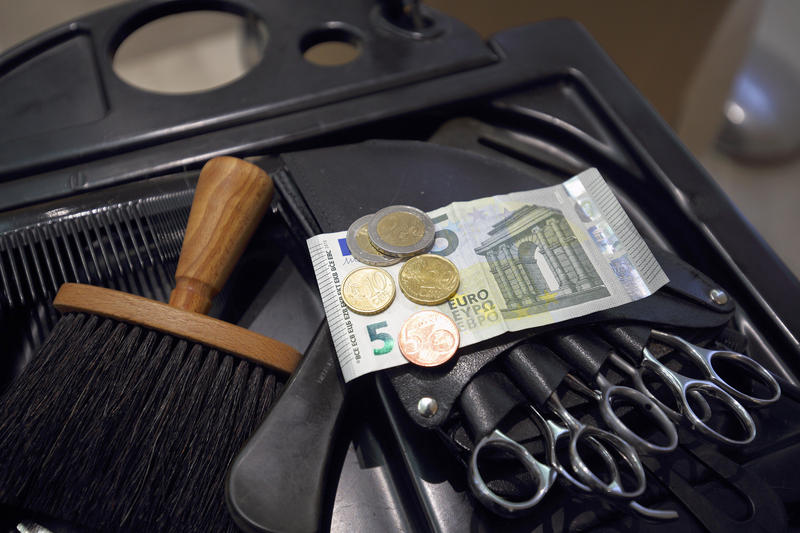 s:73:"Der gesetzliche Mindestlohn in Deutschland beträgt 9,35 Euro pro Stunde.";