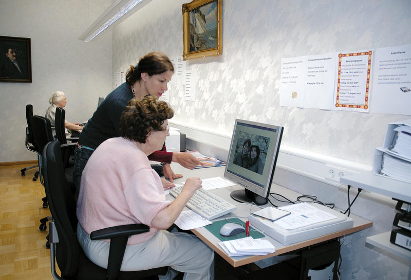 s:88:"Immer mehr Heimbewohner wollen das Internet nutzen - wie hier in Karlsruhe (Archivbild).";