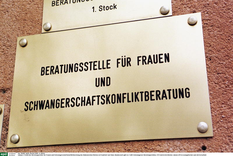 s:52:"Schild einer Beratungsstelle für schwangere Frauen ";