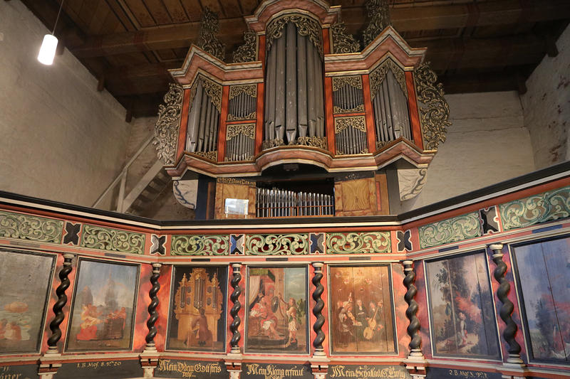 s:184:"Die Orgel im ostfriesischen Ort Uttum bei Aurich ist eine der wenigen noch spielbaren Renaissance-Orgeln weltweit. (Foto vom 26.01.2017 Orgelbauer Arp-Schnitger (1648-1719), zu sehen).";