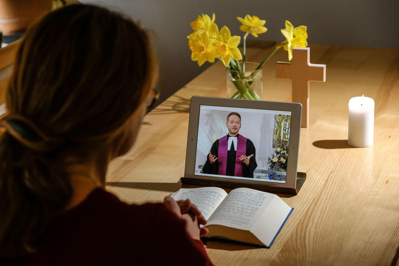 s:26:"Der Pfarrer auf dem Tablet";