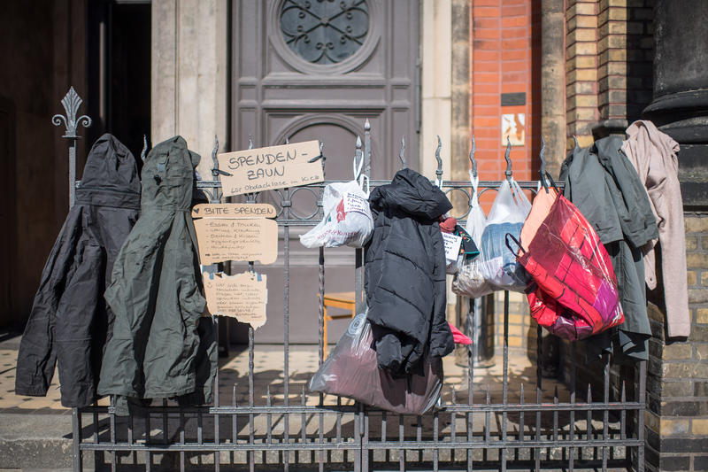 s:47:"Spendenzaun an der Zionskirche in Berlin-Mitte ";