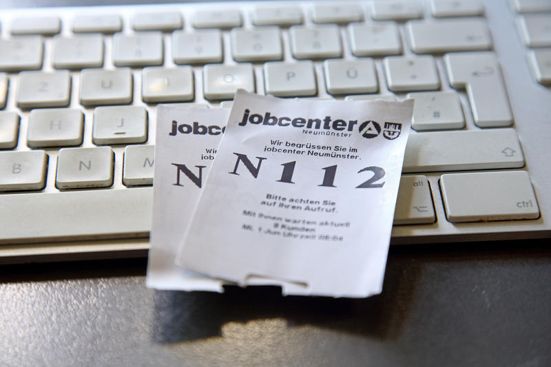 s:80:"Raus aus der Jobvermittlung: Bayern geht neue Wege bei Langzeitarbeitslosigkeit.";