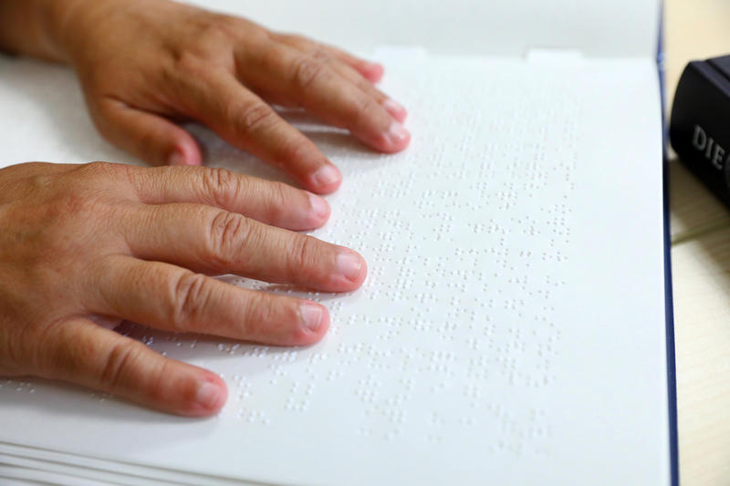 s:38:"Blinde lesen Bücher in Brailleschrift";