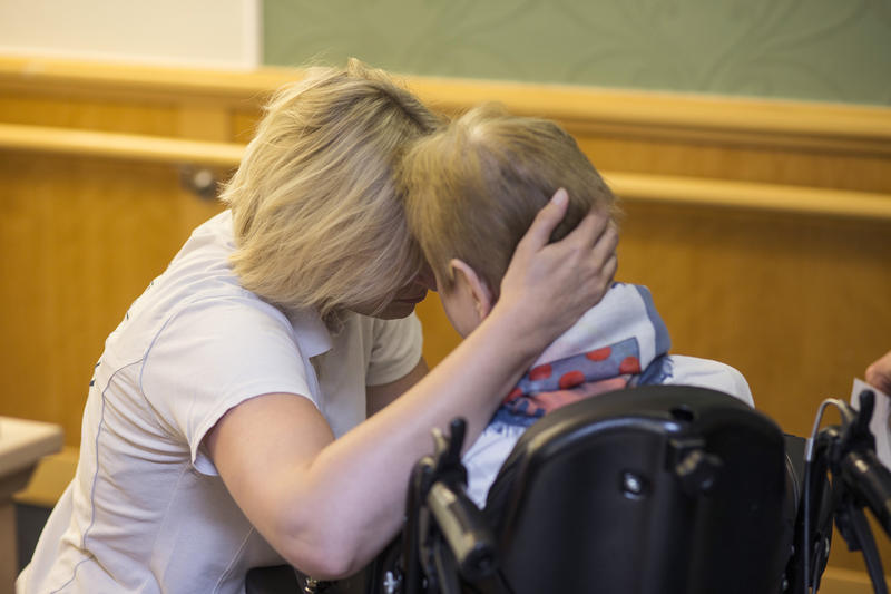 s:203:"Das niedersächsische Sozialministerium hat die Befragung von Pflegekräften zur Zukunft der umstrittenen Pflegekammer verschoben. (Foto: Pflegerin mit einer Bewohnerin in einem Altenheim am 08.07.2015).";
