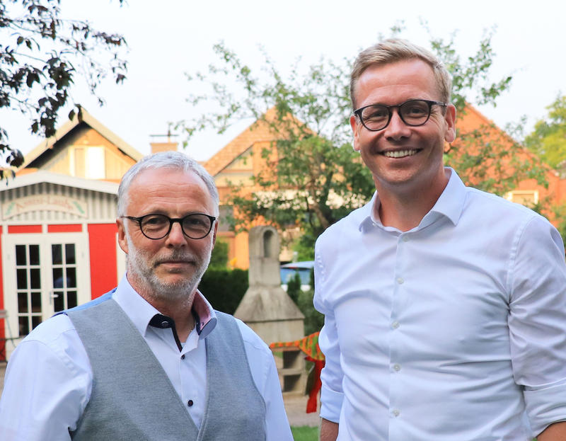 s:87:"Scheidender Geschäftsführer Matthias Müller (li.) und sein Nachfolger Jan Hindrichs ";