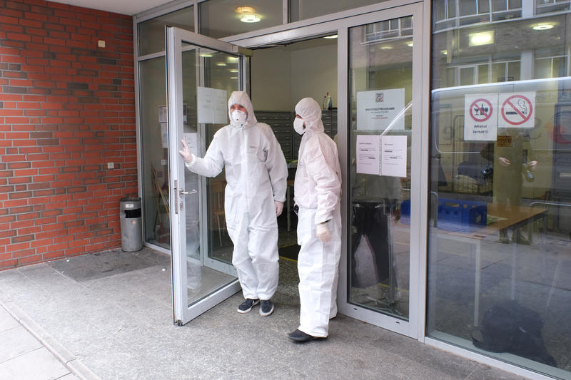 s:81:"Schutzkleidung und -masken sind nicht überall ausreichend vorhanden (Archivbild)";