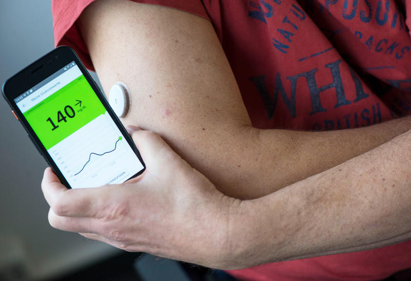 s:40:"Ein Diabetiker misst seinen Glukosewert.";