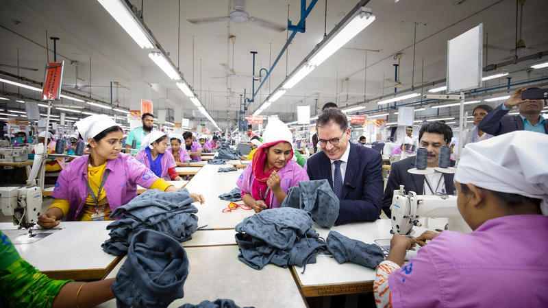 s:74:"Entwicklungsminister Müller bei Näherinnen in Bangladesch (Februar 2020)";