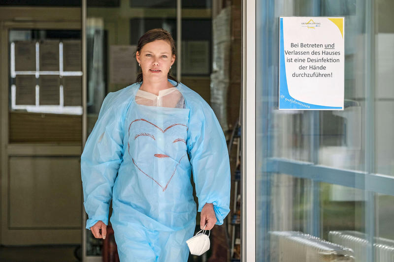 s:67:"Svenja Siegel, Altenpflegerin in der Grotjahn-Stiftung in Schladen.";