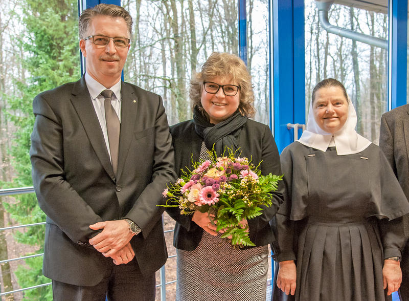 s:162:"Ute Riegas-Chaikowski (Mitte) nach ihrer Wahl Anfang März. Neben ihr die beiden übrigen Vorstandsmitglieder Götz-Tilman Hadem und Oberin Sr. Christine Killies";