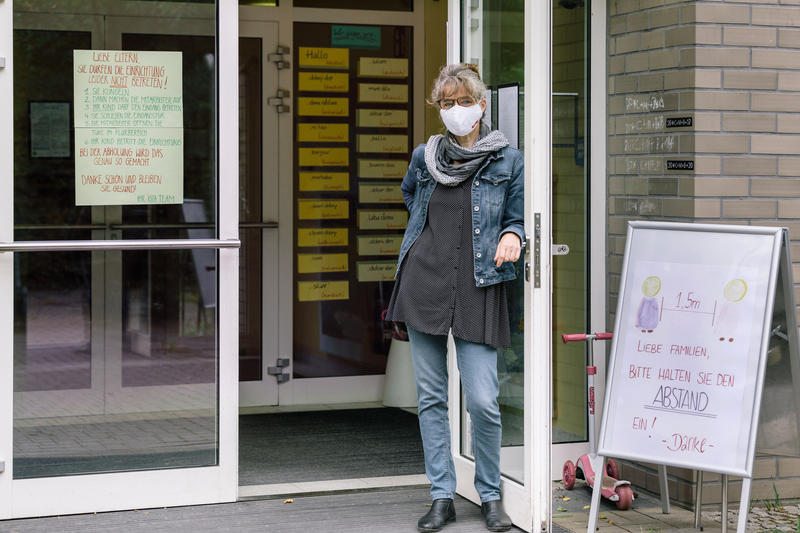 s:102:"Kita-Leiterin Anja Werner vor dem Eingang der Integrativen Tageseinrichtung Bilderstöckchen in Köln.";
