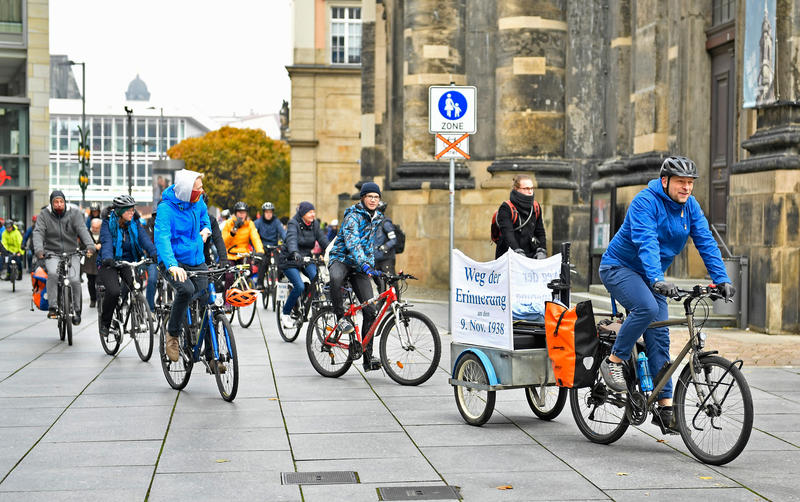 s:125:"Auf Fahrrädern haben Schülerinnen und Schüler am Freitag in Bremen für mehr Klimaschutz demonstriert. (Foto vom 10.11.19)";
