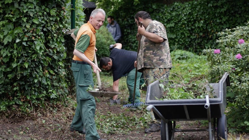 s:167:"Beschaeftigte der Celler Allertal-Werkstatt bauen am 27.05.20 waehrend der Corona-Isolation auf dem Gelaende der diakonischen Lobetalarbeit in Celle eine Feuerstelle. ";
