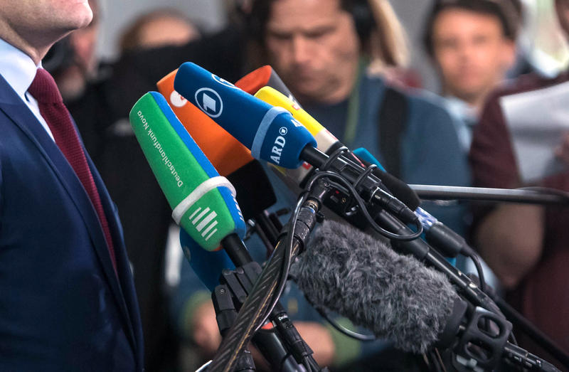 s:90:"Bundesgesundheitsminister Jens Spahn gibt ein Statement vor Journalisten ab (Archiv-Bild).";