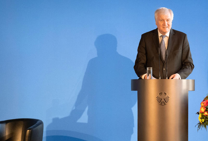 s:40:"Bundesinnenminister Horst Seehofer (CSU)";