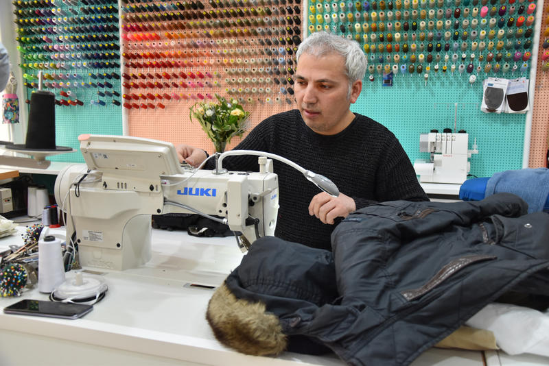 s:35:"Manu Ibrahim in seiner Schneiderei ";