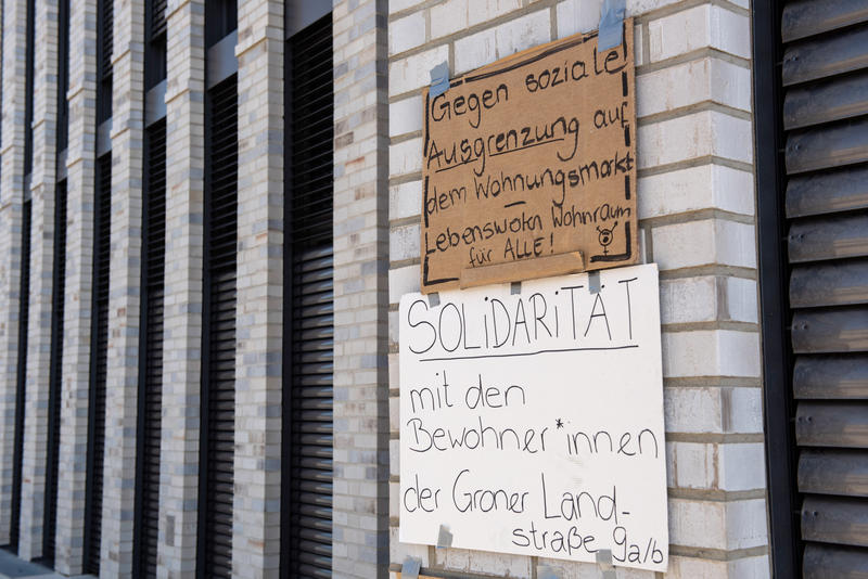 s:72:"Plakataktion vor dem Wohnkomplex an der Groner Landstrasse in Göttingen";