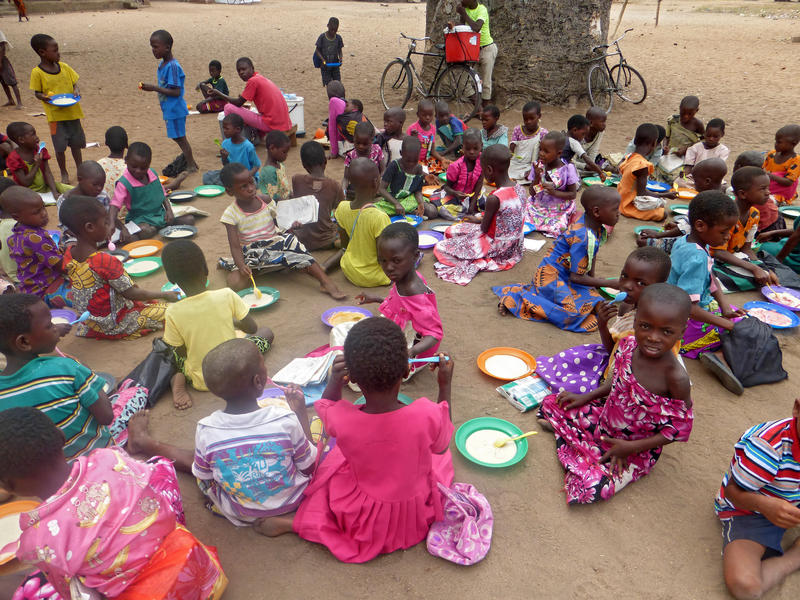 s:33:"Schulessen in Malawi (Archivbild)";