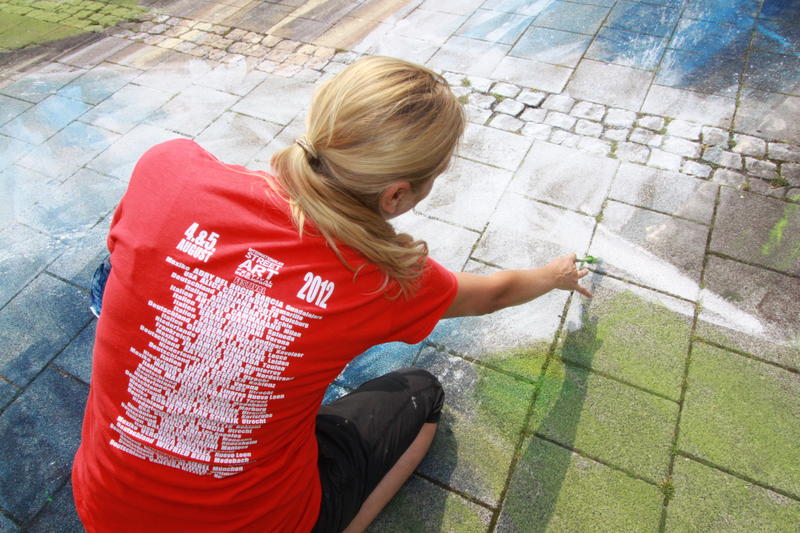 s:130:"Einheimische und Touristen können die Straßenkunst in Hildesheim künftig mit Hilfe eines Flyers erkunden. (Foto vom 02.08.2012)";