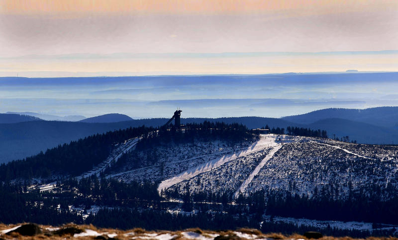 s:125:"Ein jahrtausendealtes Moor am Wurmberg bei Braunlage soll in den kommenden Wochen wiederbelebt werden. (Foto vom 10.02.2008).";