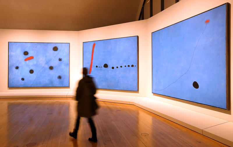 s:80:""Blau I-III" (1961) von Joan Miro in einer Ausstellung in Frankfurt im Jahr 2016";