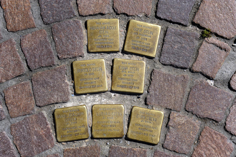 s:195:"75 Jahre nach dem Ende des Zweiten Weltkriegs erinnert in der Gemeinde Rhede im Emsland erstmals ein Gedenkstein an die zivilen Kriegsopfer. (Foto vom 07.04.2013 "Stolpersteine" in Seligenstadt).";