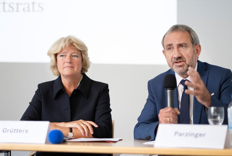 s:96:"Staatsministerin Grütters und Stiftungspräsident Parzinger bei der Vorstellung des Gutachtens.";