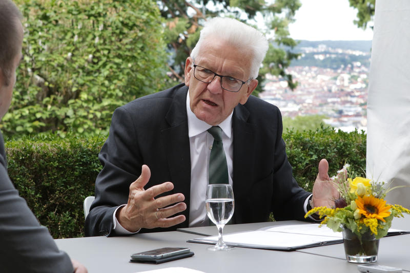 s:63:"Ministerpraesident Kretschmann beim epd-Gespräch in Stuttgart.";