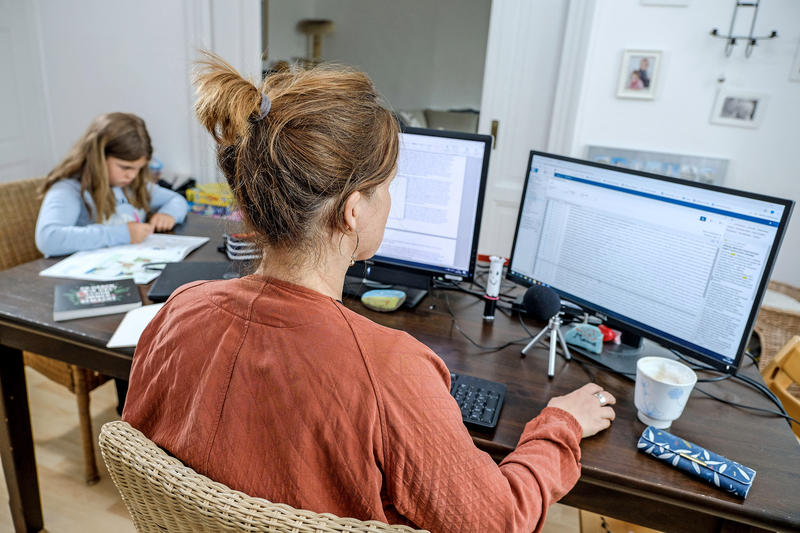 s:20:"Mutter im Homeoffice";