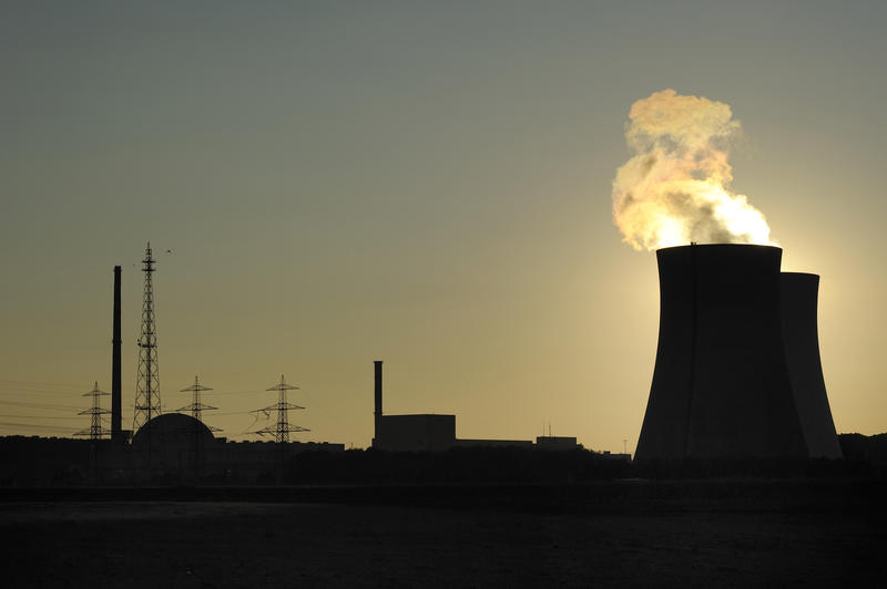 s:198:"Umweltverbände und Anti-Atom-Initiativen aus ganz Deutschland erwägen eine Klage gegen den Export nuklearer Brennelemente aus Niedersachsen zum belgischen Atomkraftwerk Doel. (Foto vom 03.08.2011)";