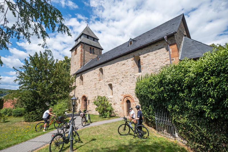s:139:"«Nur noch 5 Minuten bis zur Nikolaikirche und ins 'Paradies'», begrüßt das Schild unten in Caldern den Radfahrer. (Foto vom 19.07.2020)";