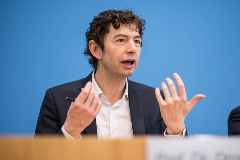 s:17:"Christian Drosten";