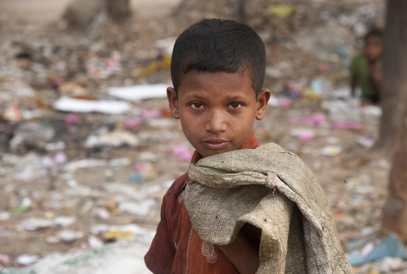 s:49:"Müll sammelndes Kind in Bangladesch (Archivbild)";