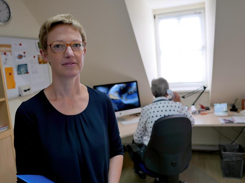 s:98:"Kerstin Häusler, Leiterin der Telefonseelsorge Hannover, in einem Büro der Beratungseinrichtung";