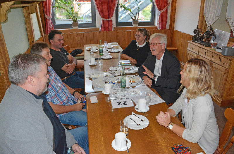 s:84:"Heinrich Bedford-Strohm fruehstueckt vor der evangelischen Landessynode mit Truckern";