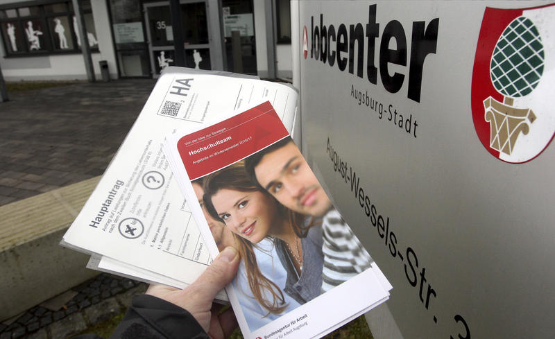 s:88:"Jobcenter müssen nach einer Gerichtsentscheidung eine Motivationszuwendung gewähren. ";