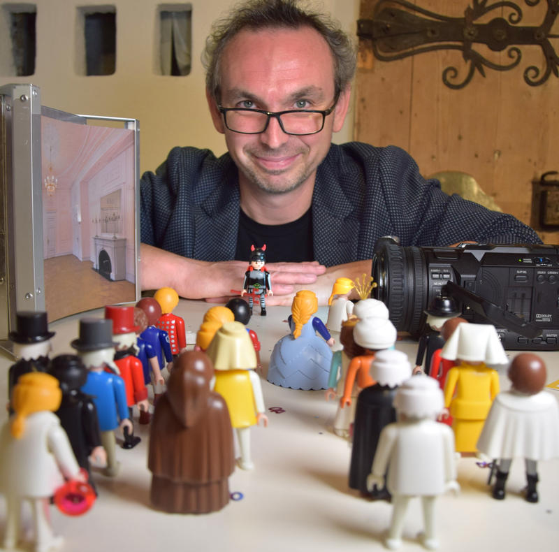 s:37:"Michael Sommer mit Playmobil-Figuren.";