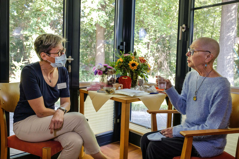 s:54:"Gurdrun Hoppe (re.) und Hospiz-Leiterin Gabriele Kahl ";