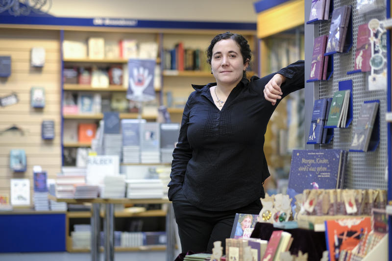 s:59:"Lisa Stöhr im Laden der Büchergilde in Frankfurt am Main.";