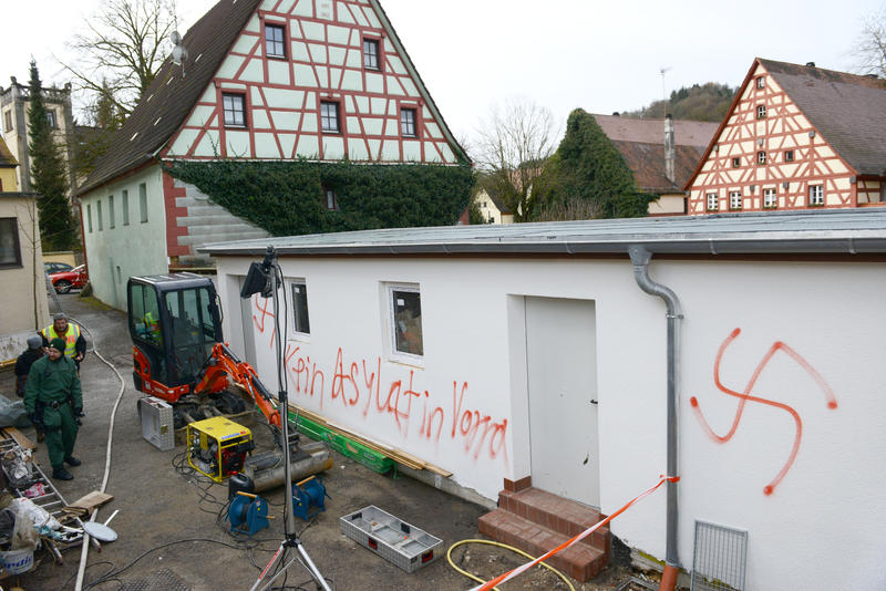 s:184:"Spezialisierte Brandermittler der Polizei haben nach einem Brand in einem Restaurant im alten Bahnhof von Ganderkesee bei Oldenburg rechtsextreme Symbole gefunden. (Foto vom 12.12.14).";
