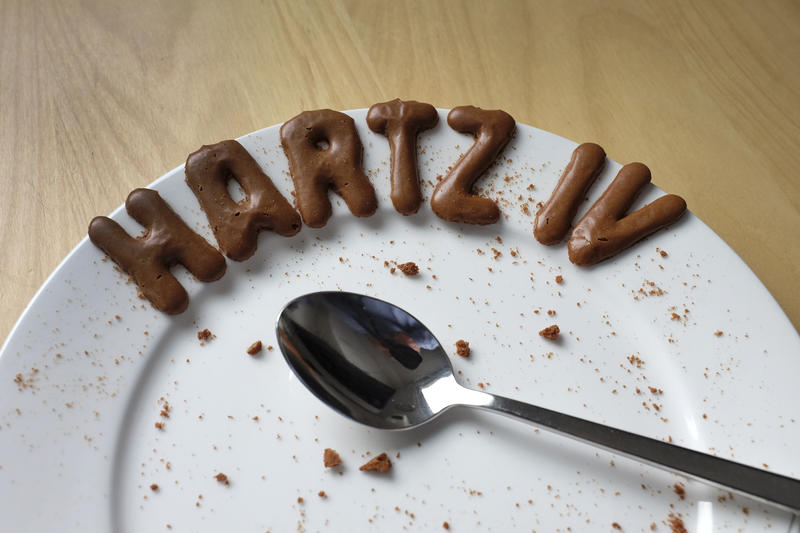 s:42:"Schriftzug "Hartz IV" auf einem Tellerrand";