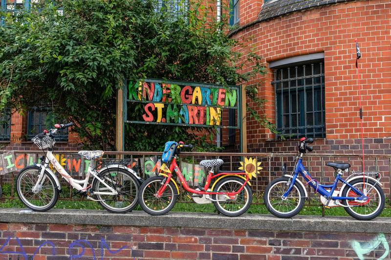 s:31:"Kinderfahrräder vor einer Kita";