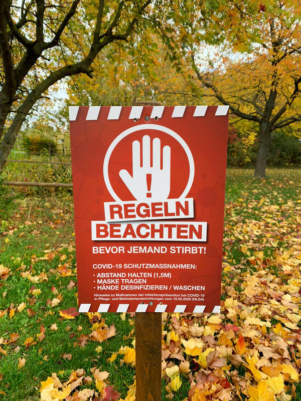 s:78:"Schild vor dem Altenpflegeheim der diakonischen Grotjahn-Stiftung in Schladen.";