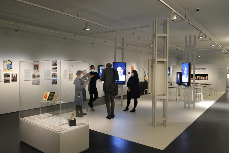 s:24:"Blick in die Ausstellung";