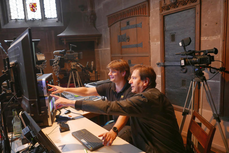 s:77:"Corin Schatz (l.) und Hans Batz in der Sakristei der Nürnberger Lorenzkirche";