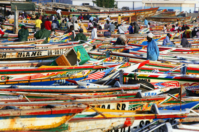 s:45:"Fischerboote am Strand von Dakar (Archivbild)";